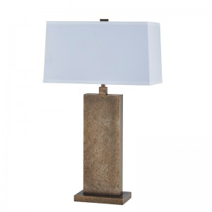 Dekorative antike Eisentischlampe am Eingang des öffentlichen Raums