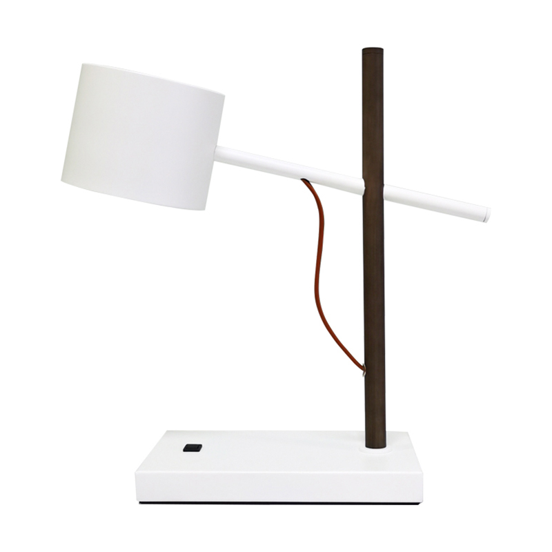 Aufgabenlampe mit Weiß- und Teakfassade und A on/Off Rocker Switch @ Work Station im Gästezimmer
