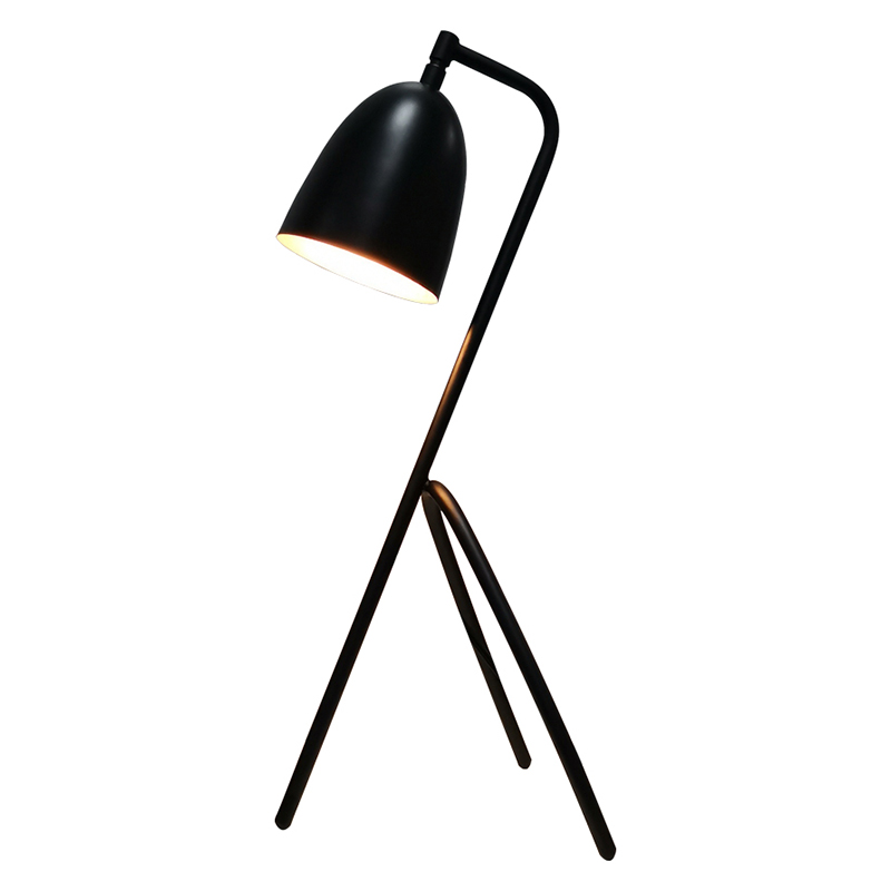 Drei -Bein -Schreibtischlampe mit schwarzem Finish und A on/off Rocker Switch in der Schlange im Gästezimmer