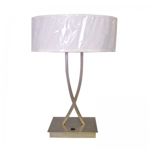 Zwei leichte antike silberne Finish -Schreibtischlampe mit einem auf/off -Rockerschalter im Gästezimmer