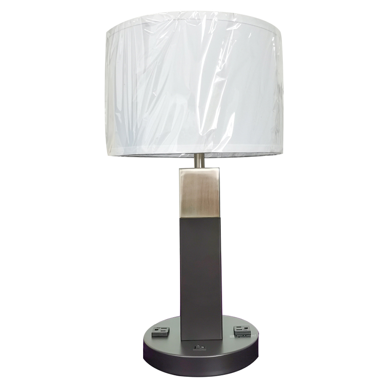 Zwei töne schwarze und gebürstete Nickel -Finish -Tischlampe mit einem auf/off -Rockerschalter und zwei bequemen Outlets im Gästezimmer