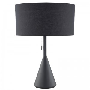 Black Finish -Schreibtischlampe mit einem Pull -Kettenschalter im Gästezimmer