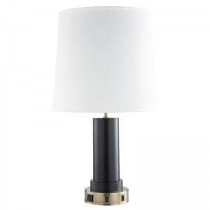 Custom Nights und Lampe mit antikem Messing und schwarzem Finish, A on/off Rocker Switch, einem bequemen Outlet und einem USB -Ladehafen im Gästezimmer