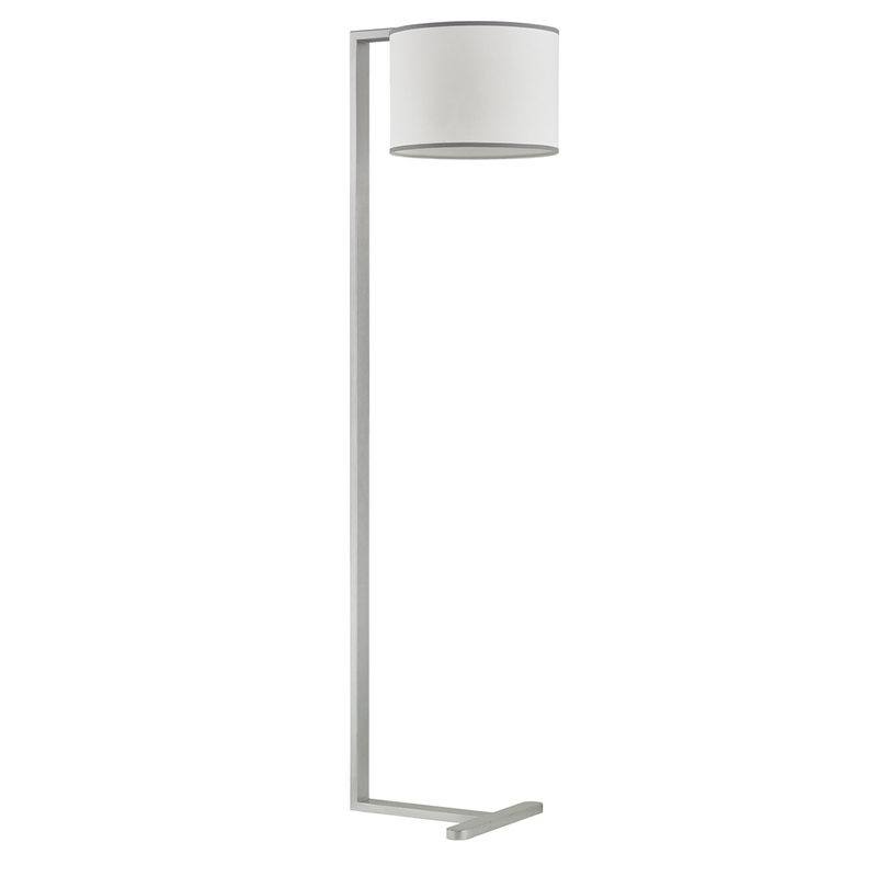 Hiltom Hotel Sofaneben Stehlampe mit silbernen Finish im Gästezimmer
