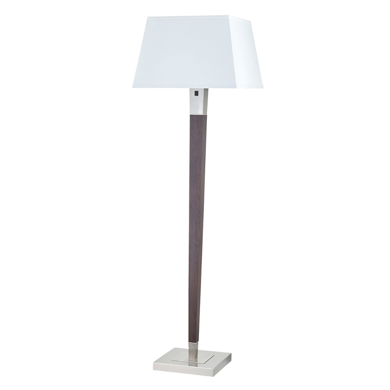 Homewood Suites Hotel Stehlampe mit gebürstetem Nickel -Finish und Holzakzent auf Sofaneben im Gästezimmer